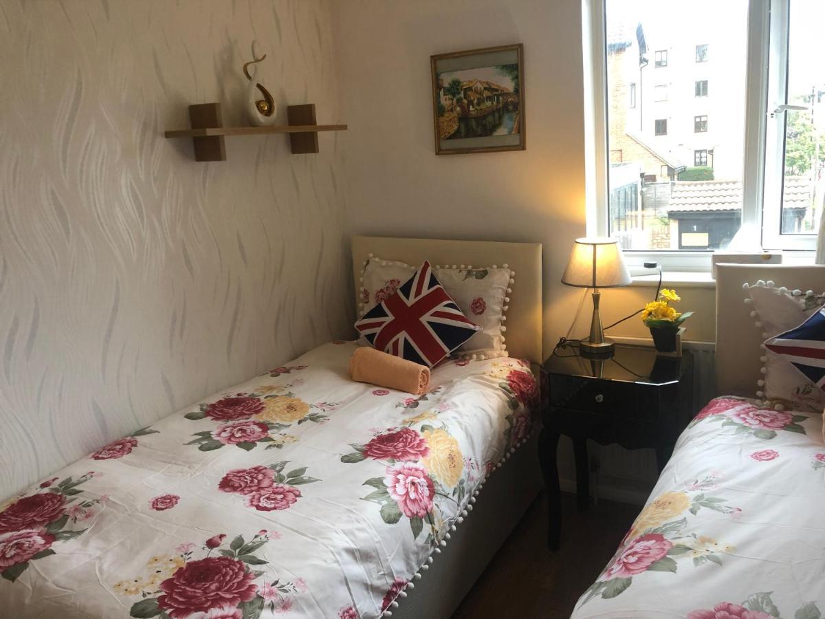 Cheerful 4 Bedroom House With Garden Free Parking Сasa de vacaciones